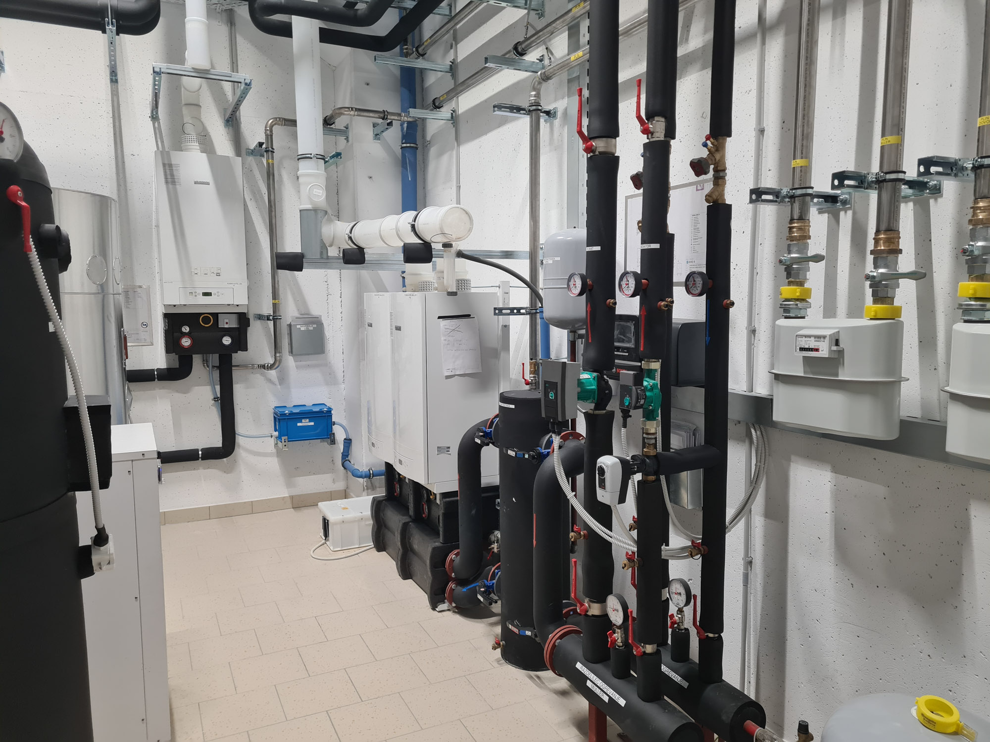Industrijska strojnica za ogrevanje in hlajenje objektov