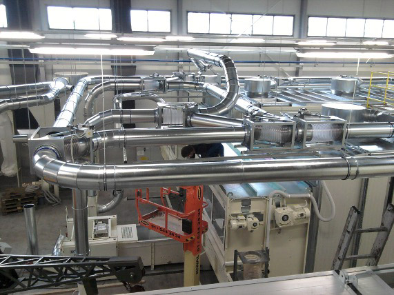 Industrijski odsesovalni in odpraševalni sistem v proizvodni hali